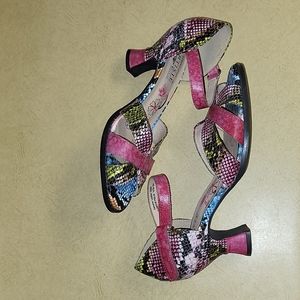 L'ARTISTE retro strappy heels snake skin and pink